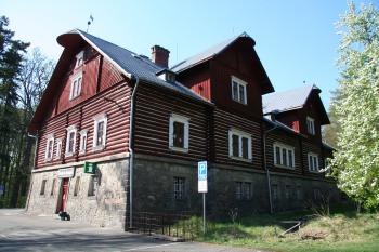 Strana zámečku s dvěma rizality ( © Petr Nožička 04/2011)