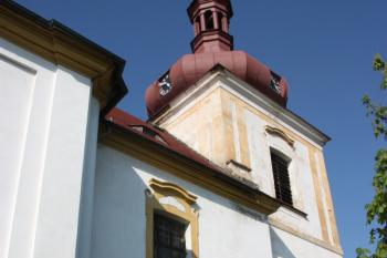Věž a původně románská část kostela od jihu ( © Ivan Grisa 04/2011)