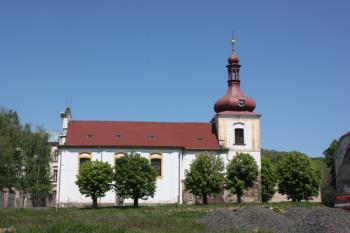 Kostel od jihu, přes plochu někdejšího hospodářského dvora ( © Ivan Grisa 05/2011)