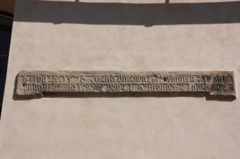 Deska s nápisem o založení pivovaru roku 1576 ( © Ivan Grisa 04/2011)