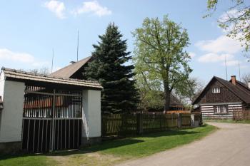 Brána usedlosti čp. 9 ( © Ivan Grisa 04/2011)