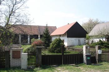 Zadní část obytného stavení usedlosti čp. 8 (přední roubená zanikla) ( © Ivan Grisa 04/2011)