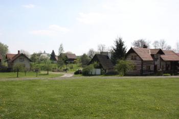 Jižní část vsi, v pozadí zámek Humprecht ( © Ivan Grisa 04/2011)