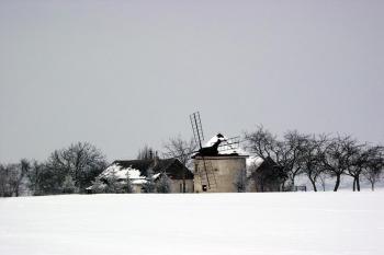 Větrní mlýn na Větřáku, pohled z JV; Zlín - Štípa (Zima 5765) (© George Párátko, 03/2005)
