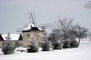 Větrný mlýn na Větřáku, pohled z J (zima 5765) (© George Párátko, 3/2005)