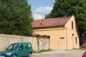 Zadní křídlo radnice s městským divadlem od západu ( © Ivan Grisa 04/2011)