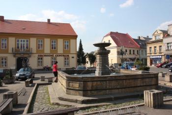 Kašna z roku 1847 na náměstí od jihovýchodu ( © Ivan Grisa 04/2011)