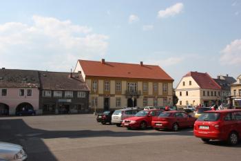 Západní strana náměstí, uprostřed bývalý okresní soud čp. 134 ( © Ivan Grisa 04/2011)