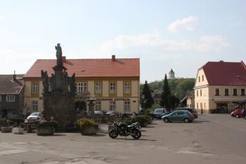 Západní strana náměstí, vlevo bývalý okresní soud čp. 134, v pozadí zámek Humprecht ( © Ivan Grisa 04/2011)