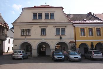 Domy čp. 3 Šrámkův (vlevo) a čp. 4 s bustou Fráni Šrámka, který se v něm narodil ( © Ivan Grisa 04/2011)