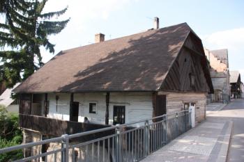 Dům čp. 65 s pamětní deskou F. V. Jeřábka ve štítě ( © Ivan Grisa 04/2011)