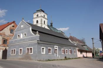 Bývalý špitál čp. 10 od jihozápadu, v pozadí věž farního kostela ( © Ivan Grisa 04/2011)