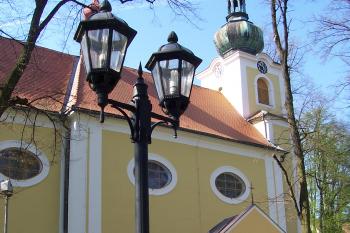 Pivín – kostel sv. Jiří – u kostelní zdi kaple Panny Marie s pramenem (© Ivo Rozehnal, 04/2011)