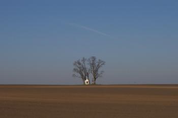 Kaplička sv. Jana Nepomuckého – pohled z cyklostezky Čehovice - Čelčice (© Ivo Rozehnal, 04/2011)