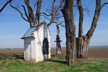 Polní kaple sv. Jana z Nepomuku u Čelčic (© Ivo Rozehnal, 04/2011)