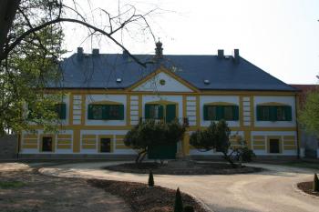 Čelní strana zámku ( © Petr Nožička 04/2011)