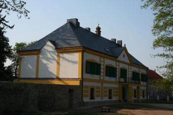 Zámek z boku ( © Petr Nožička 04/2011)
