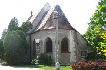 pohled na kostel od náměstí (© Rodochrozit, 04/2011)
