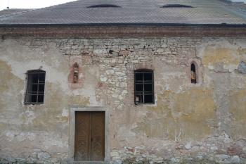 severní stěna lodi s hrotitými, gotickými okénky (© Jaroslav Valečka, 05/2011)