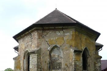 presbytář se zazděným gotickým oknem v ose (© Jaroslav Valečka, 05/2011)