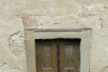 vstupní portál ve věži s barokním ostěním (© Jaroslav Valečka, 05/2011)
