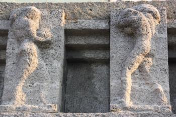 Figurální výzdoba zárubní zdi ( © Ivan Grisa 04/2011)