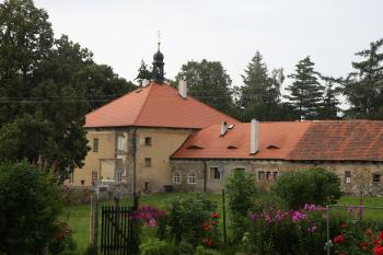 Zámek z boku (© Martin Kabeláč, 07/2009)