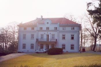 Čelní strana zámku (© Martin Kabeláč, 03/2000)