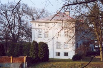 Zámek z boku (© Martin Kabeláč, 03/2000)