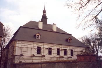 západní průčelí během rekontrukce fasády (© Martin Kabeláč, 07/2009)