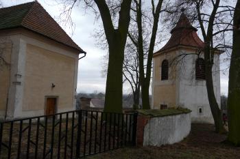 západní průčelí kostela a barokní zvonice (© Jaroslav Valečka, 04/2009)