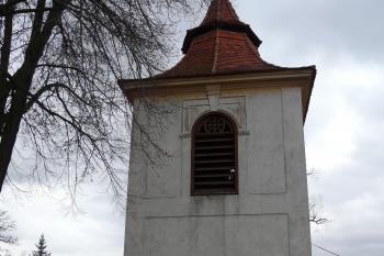 barokní zvonice u hřbitovní zdi (© Jaroslav Valečka, 04/2009)