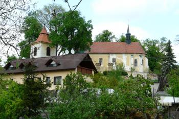 kostel se zvonicí od jihu, z návsi (© Jaroslav Valečka, 05/2011)