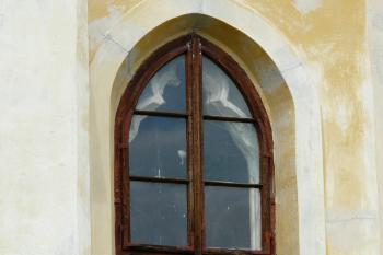 okno v prebytáři se zbytkem gotické kružby (© Jaroslav Valečka, 05/2011)