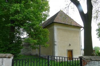 kostel od severozápadu s vchodem v západním průčelí (© Jaroslav Valečka, 05/2011)