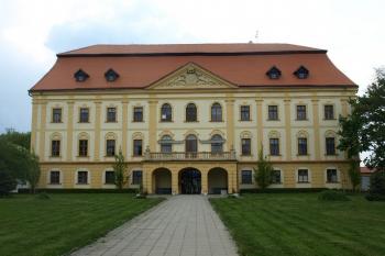 průčelí zámku ( © Milan Caha 05/2011)