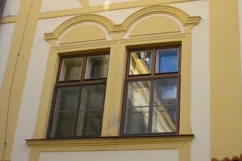 "sdružená" okna ve vnitřním nádvoří (© D Dohňanský, 10/2015)