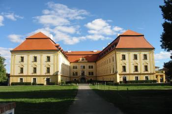 boční zámecá křídla a vnitřní nádvoří od sz. (© D Dohňanský, 10/2015)