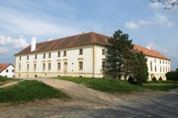 zadní průčelí ( © Milan Caha 05/2011)