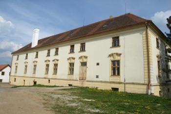 zadní průčelí ( © Milan Caha 05/2011)