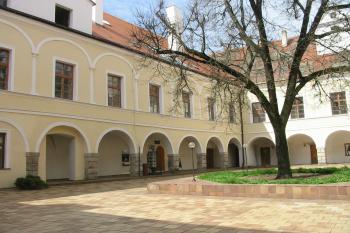 sz.část vnitřního nádvoří (© D Dohňanský, 04/2016)