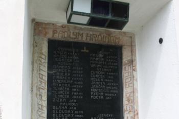 Pomník padlým z I. světové války na jižní stěně lodi ( © Ivan Grisa 05/2011)