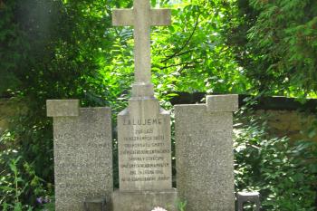 společný hrob vězňů vyhozených z vlaku z koncentračního tábora v Osvětimi naproti vchodu do kostela (© rodo chrozit, 07/2011)
