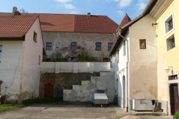 pohled na část západního průčelí objektu, v pozadí jižní křídlo zámku (© Ondřej Drlík, 05/2011)