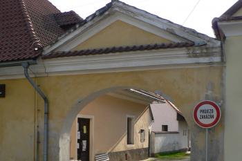klasicistní brána (© Ondřej Drlík, 05/2011)