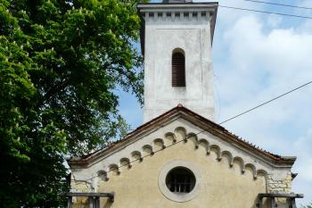 západní průčelí s vchodem a věží (© Jaroslav Valečka, 05/2011)