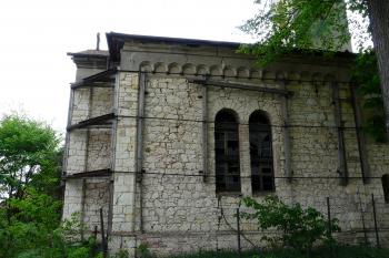 kostel od severu s velkými, sdruženými pseudorománskými okny (© Jaroslav Valečka, 05/2011)