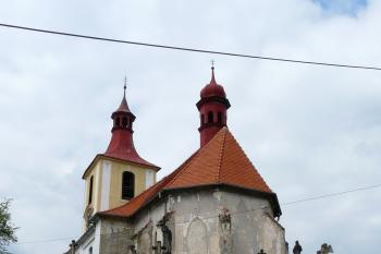 kostel od východu, v popředí opěrná zeď (© Jaroslav Valečka, 05/2011)