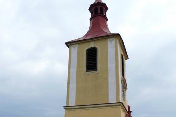 Západní průčelí s hranolovou věží (© Jaroslav Valečka, 05/2011)