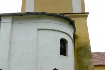 zaoblené severozápadní nároží lodi (© Jaroslav Valečka, 05/2011)